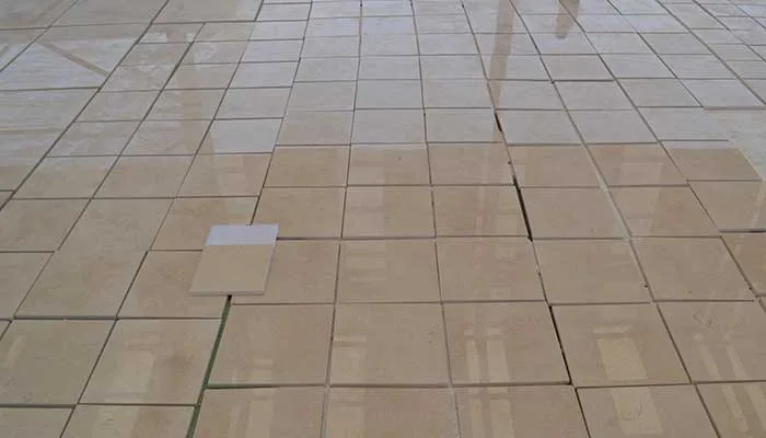 بلاطات بيج نهائية مُجمَّعة على الأرض في شبكة للفحص