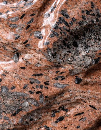 لوح ملمّع من جرانيت أحمر أسوان، فلسبار أحمر قرميدي منقّط بكوارتز رمادي وميكا غامقة